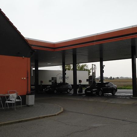 לינה וארוחת בוקר Hrusky  Bed & Parking Eurobit מראה חיצוני תמונה