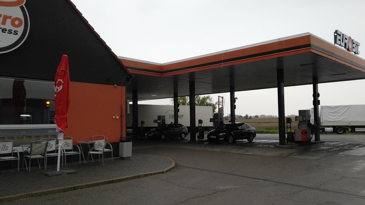 לינה וארוחת בוקר Hrusky  Bed & Parking Eurobit מראה חיצוני תמונה