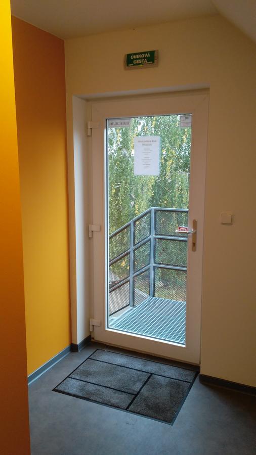 לינה וארוחת בוקר Hrusky  Bed & Parking Eurobit מראה חיצוני תמונה