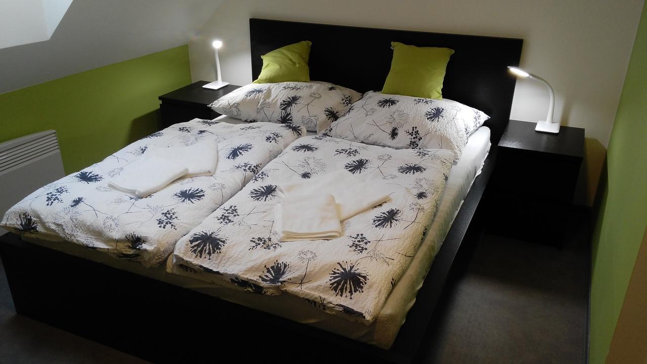 לינה וארוחת בוקר Hrusky  Bed & Parking Eurobit מראה חיצוני תמונה
